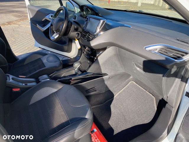 Peugeot 2008 1.2 Pure Tech GPF Style S&S EAT6 - 23