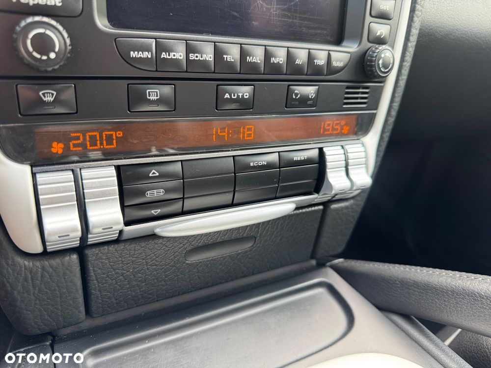Porsche Cayenne - 26