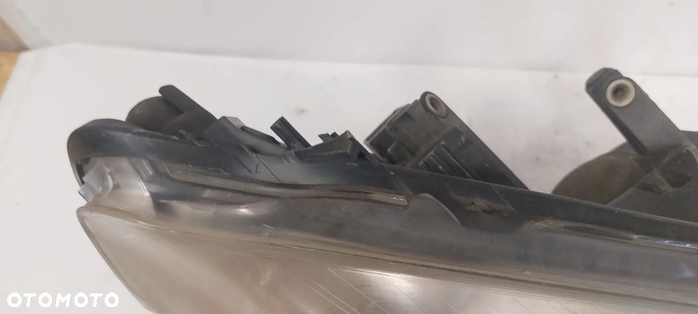 .  PRZOD PRZEDNIA LAMPA PRAWA OPEL ZAFIRA B !USZKODZONE UCHWYTY! - 2