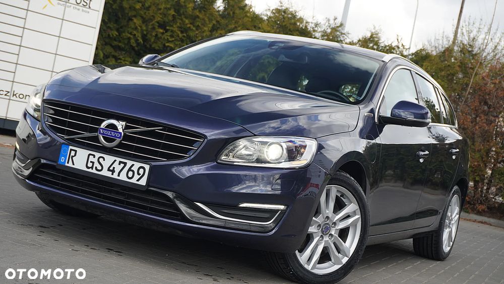 Volvo V60 D6 AWD Plug-in Hybrid Momentum - 1