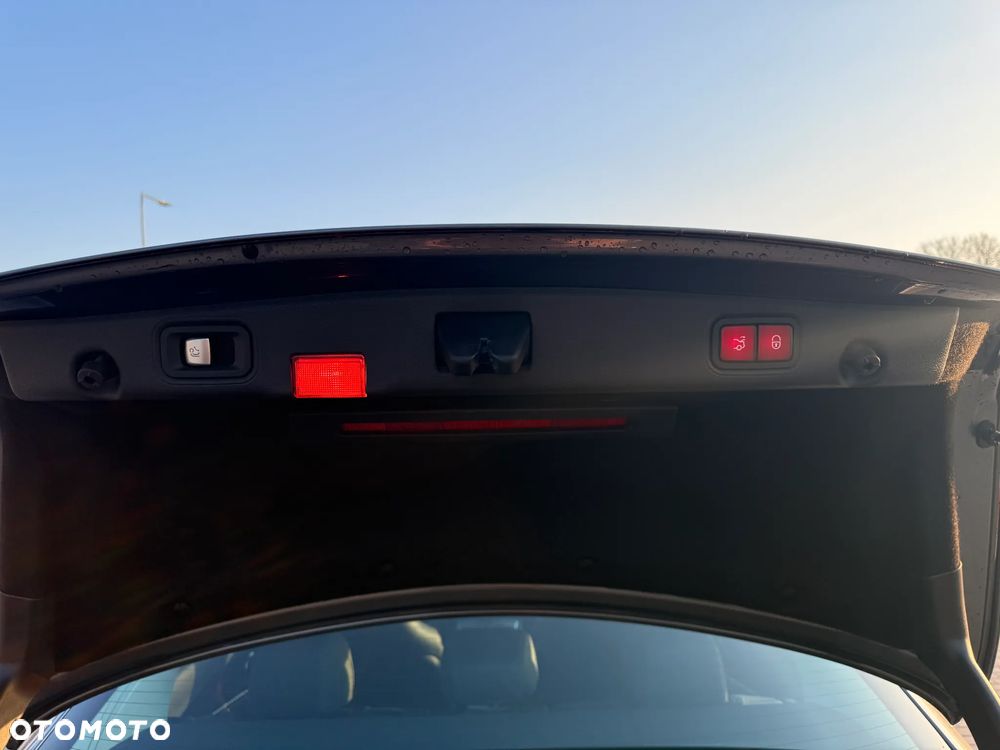 Mercedes-Benz Klasa E 220 d 4-Matic 9G-TRONIC - 21