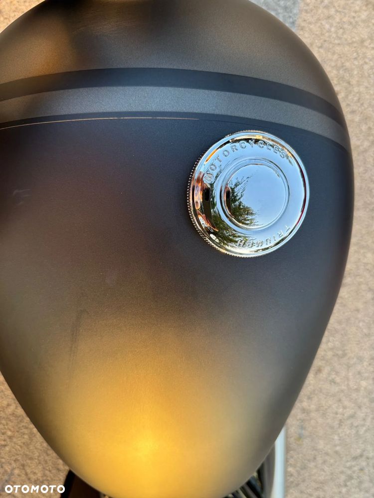 Triumph Bonneville Bobber - 13