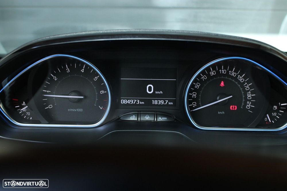 Peugeot 2008 1.2 PureTech Allure - 19