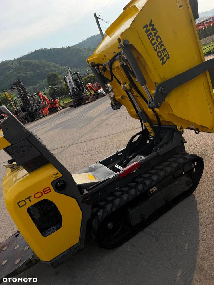 Wacker Neuson DT08 Diesel! Wozidło Samo-załadowcze 1 tona ładowność.  silnik YANMAR Kiprowanie i załadunek  własny HYDRAULICZNY. Wywrotka do specjalistycznych zadań. Bardzo mała wielkościowo a szybka i wydajna! Odpala na Kluczyk. Wywrotka sprowadzona z Norwegii z Urzędu komunalnego. Badzo zadbana maszyna bez luzów i wycieków. OKAZJA TANIO. Podest do jazdy. Perfekcyjny stan! 2017rok.  900 MTG - 20
