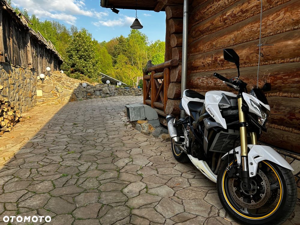 Suzuki GSR - 4