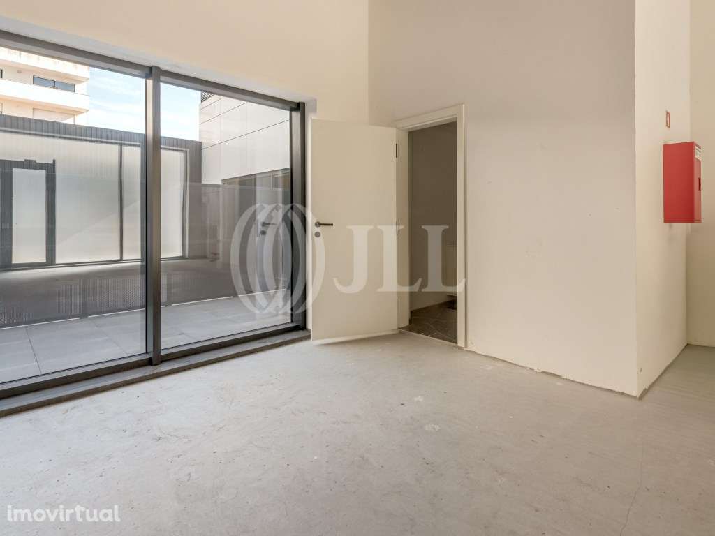 Loja com garagem no centro de Vila Nova de Gaia, Porto - Grande imagem: 3/31