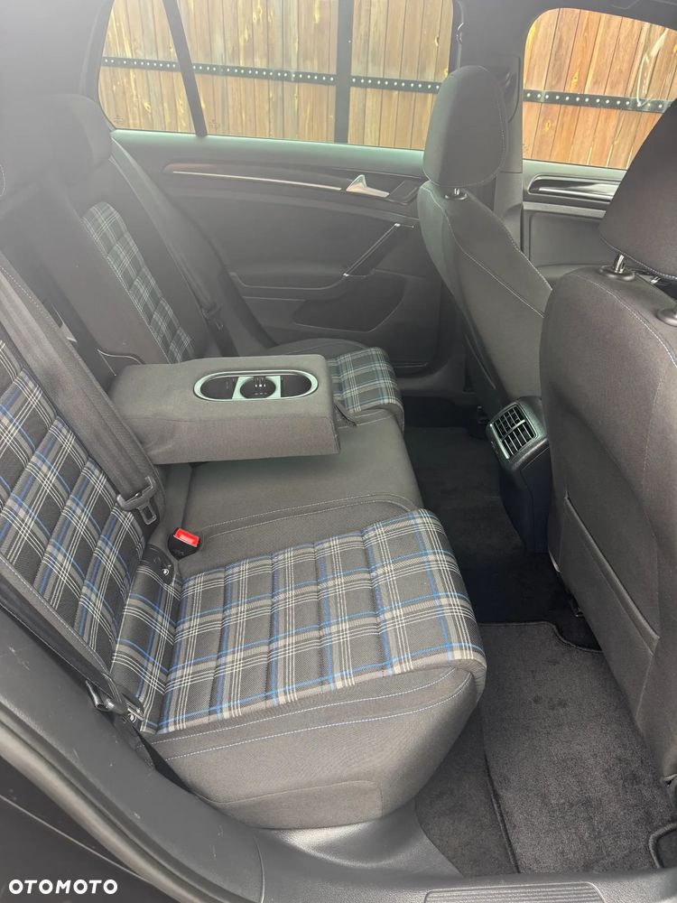 Volkswagen Golf - 8