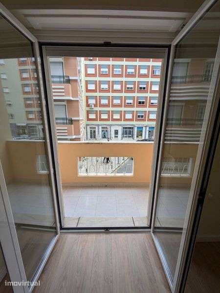 Apartamento T1 Completamente Remodelado no Campo Pequeno - Grande imagem: 4/12