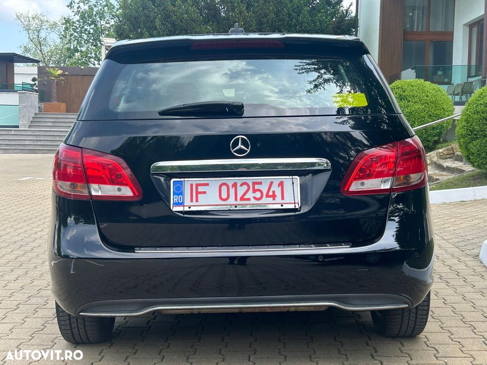 Mercedes-Benz EQB - 12