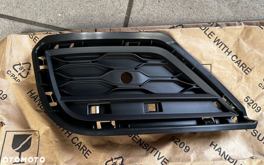 KRATKA ZDERZAKA ODBLASK PRAWY TYŁ VW T-ROC 2GA807246C - 1