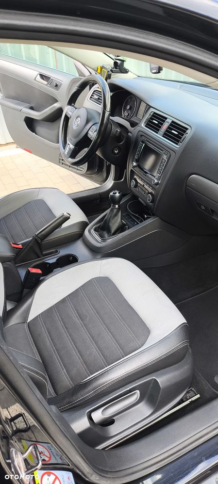 Volkswagen Jetta 2.0 TDI Highline - 13