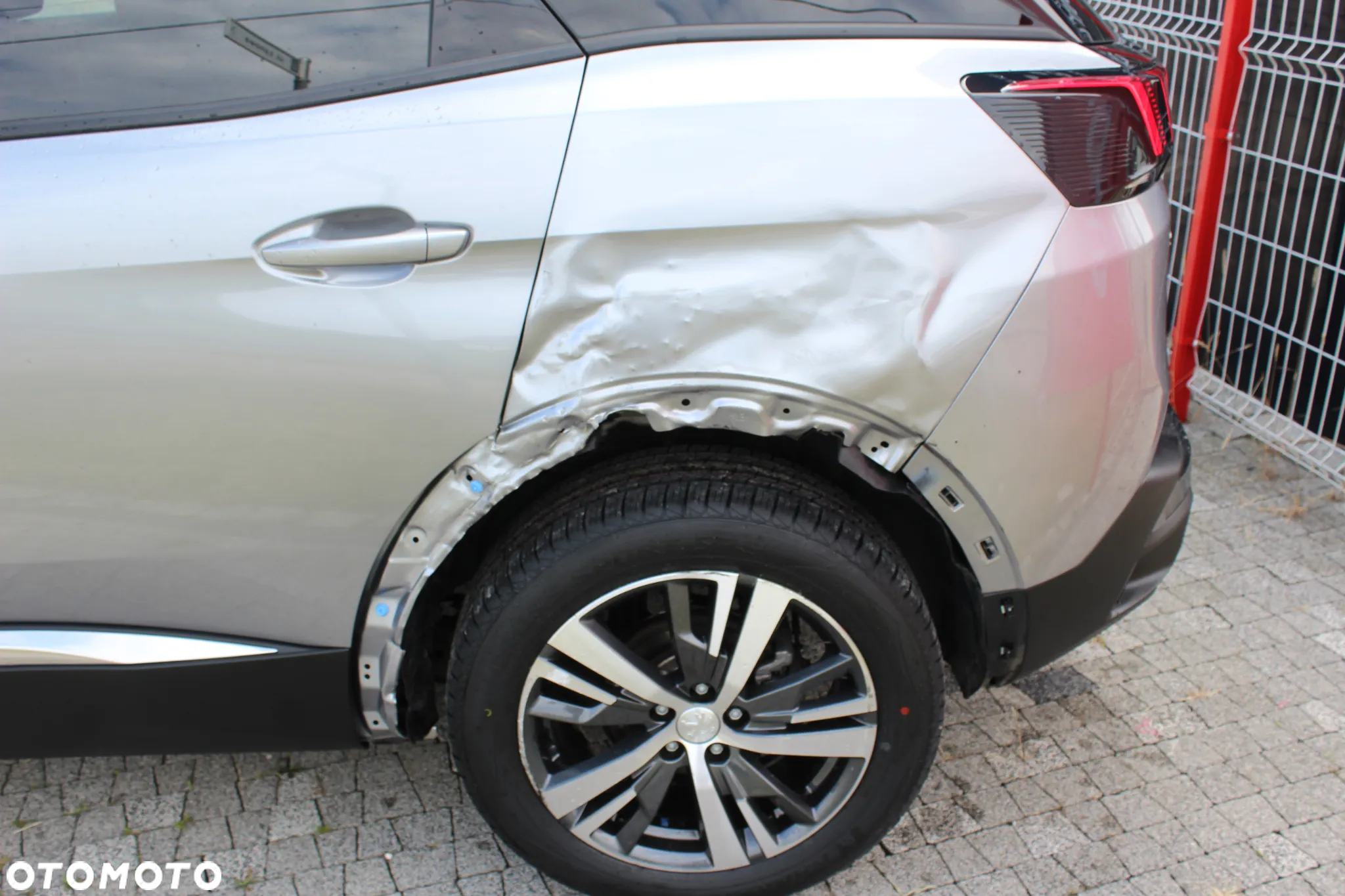 Peugeot 3008 1.2 PureTech Allure S&S EAT8 - 8
