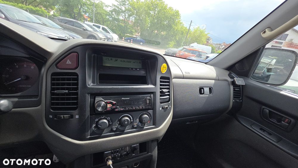 Mitsubishi Pajero - 16