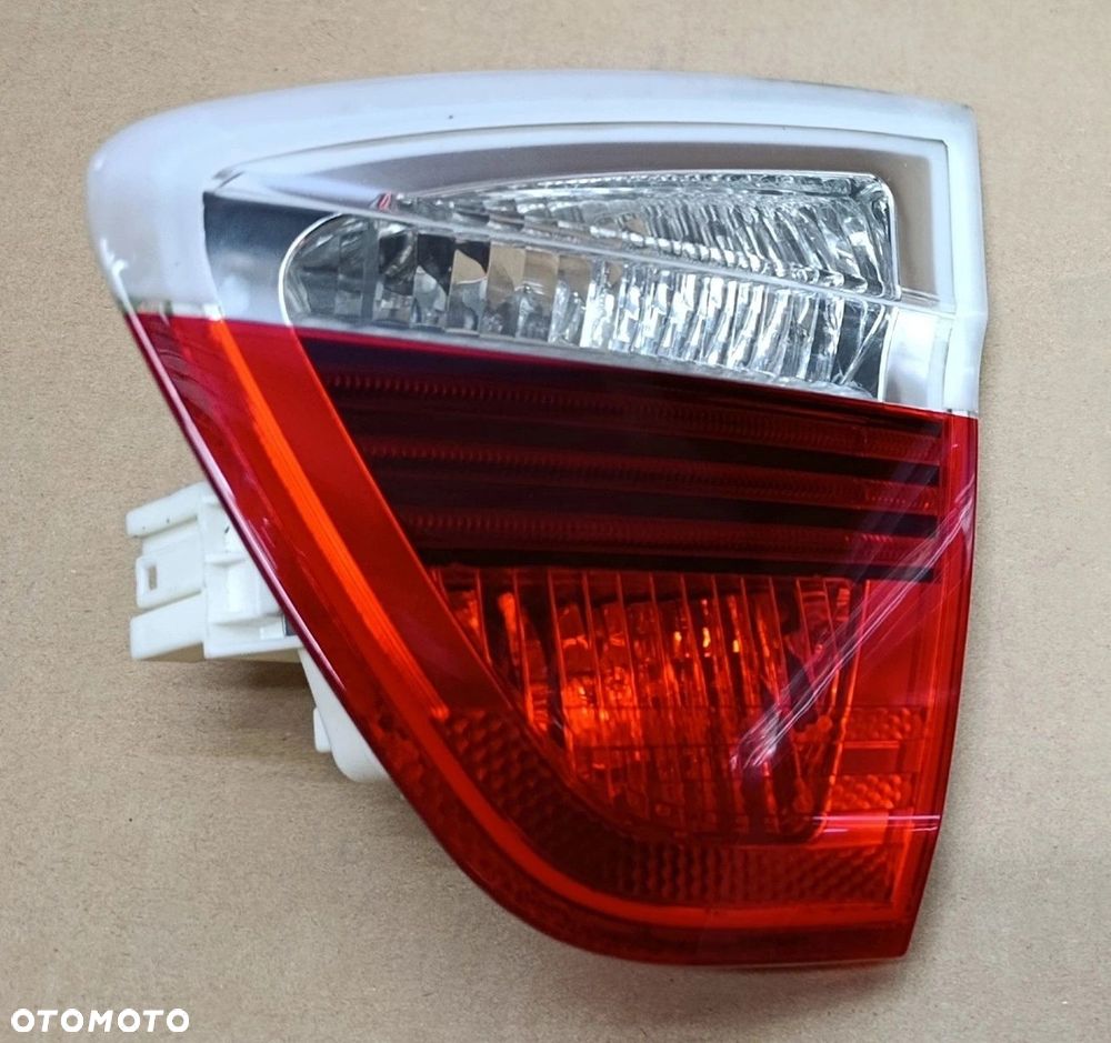 BMW E90 lampa tylna tył w klapę PRAWA sedan Europa
