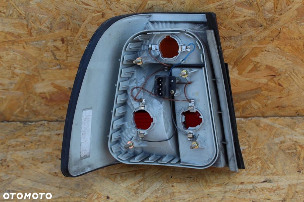 Lampa tylna w błotnik PRAWA BMW e34 touring kombi - 3