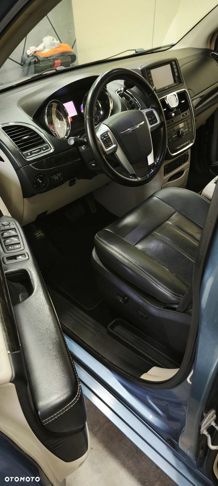 Chrysler Town & Country - 18