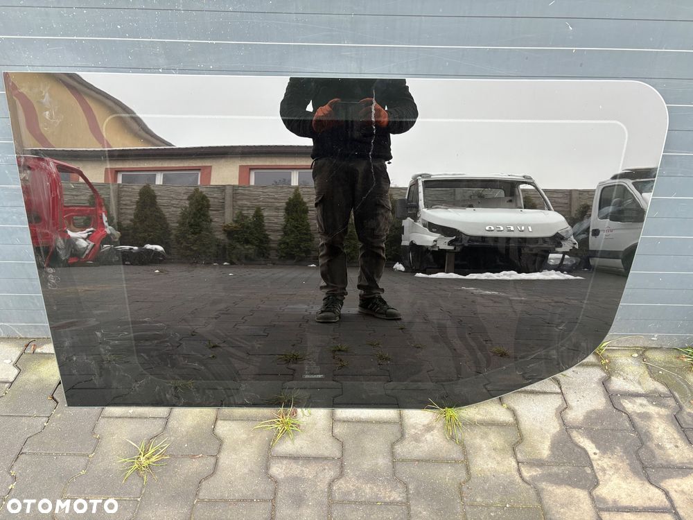Iveco Daily szyba drzwi przesuwnych prawych ciemna 2014- - 1