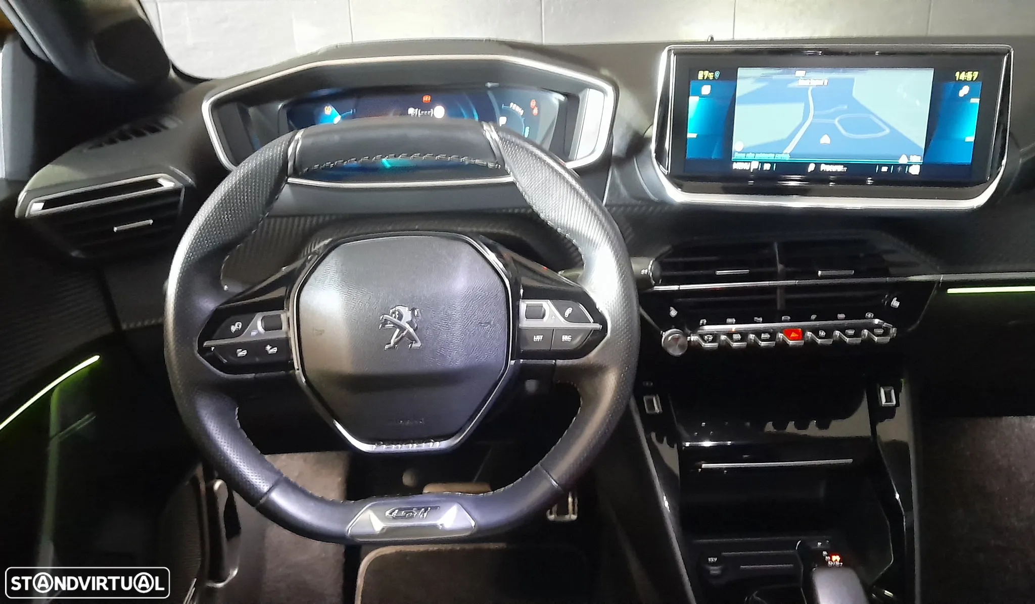 Peugeot 208 - 8