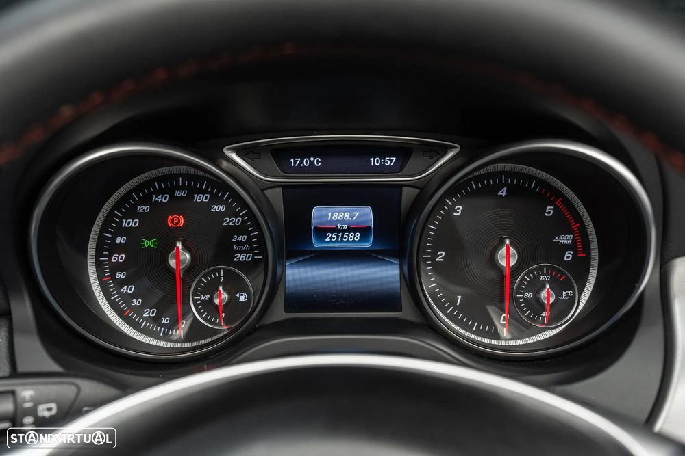 Mercedes-Benz CLA 200 d Shooting Brake AMG Line - 13