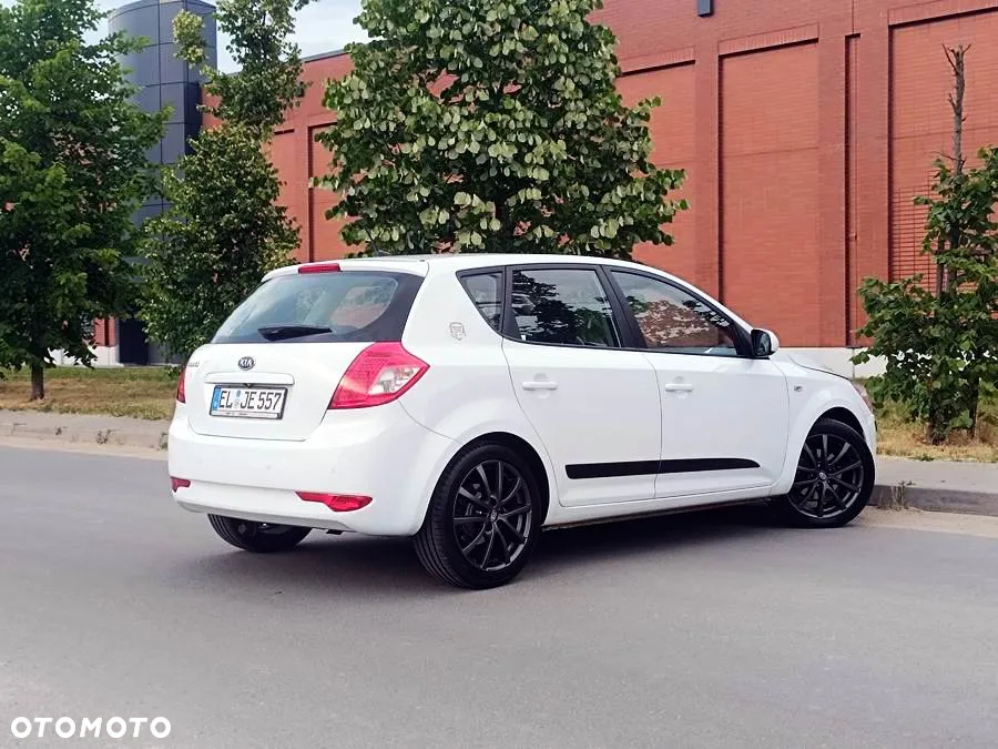 Kia Ceed 1.4 CVVT SW Dream-Team Edition - 4