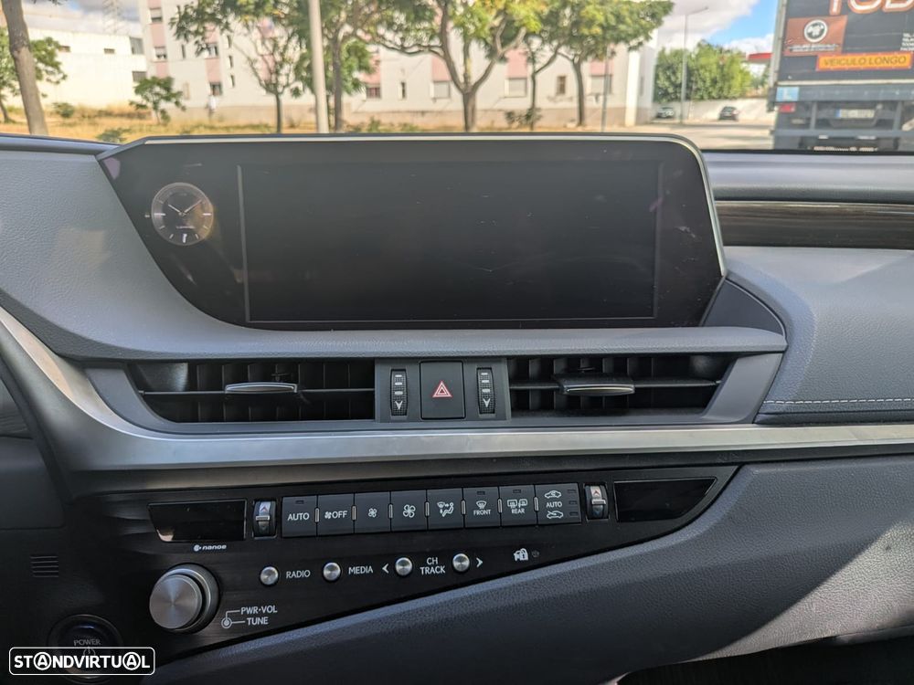 Lexus ES 300h Executive+ - 17