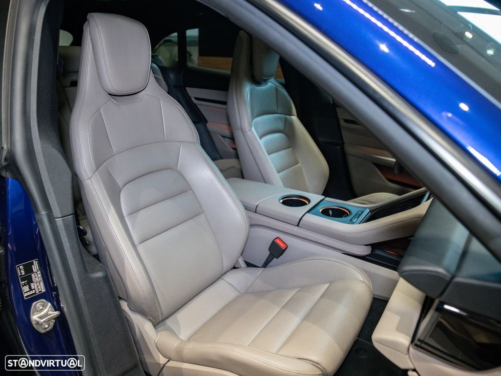 Porsche Taycan Cross Turismo 4 - 37