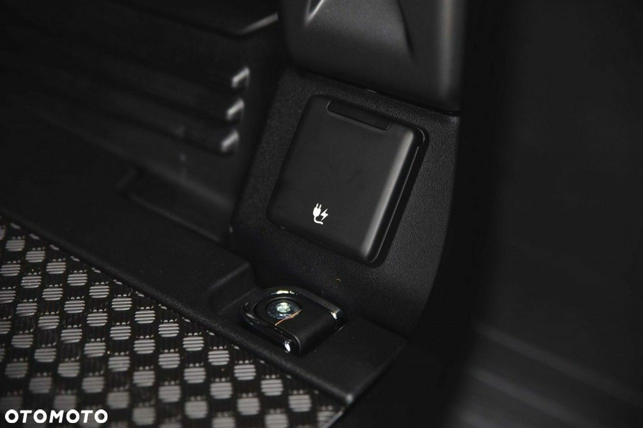 Land Rover Defender - 30