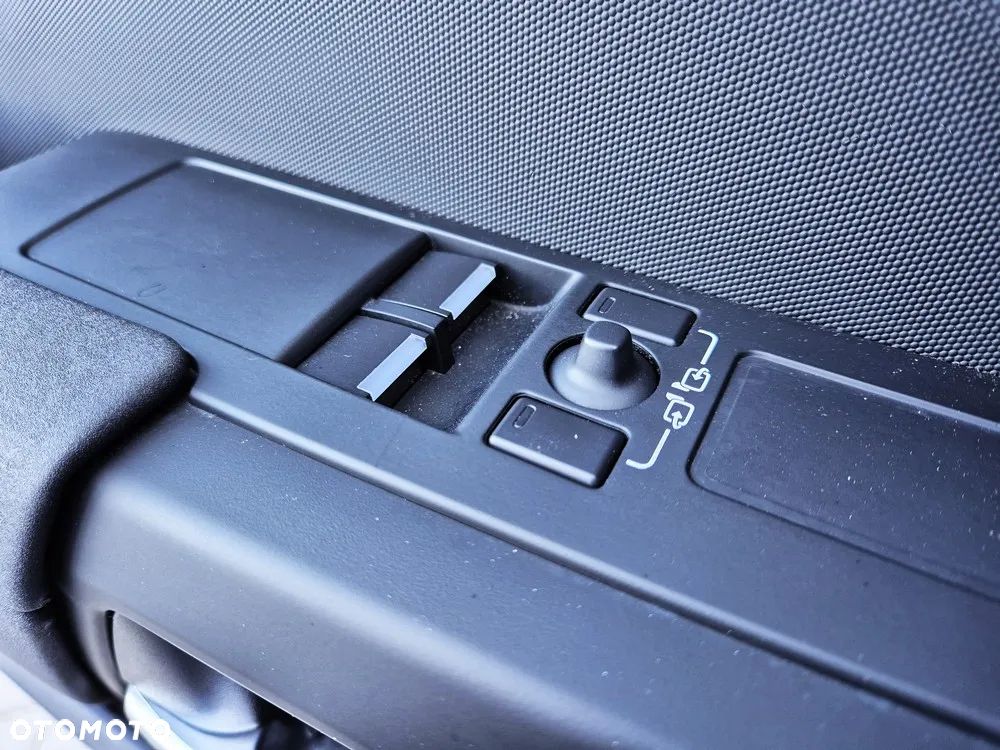 Land Rover Defender - 24