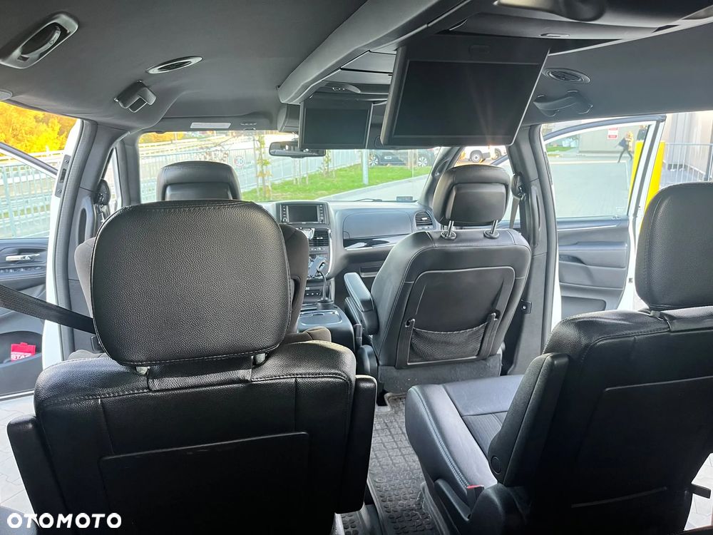 Chrysler Town & Country - 10