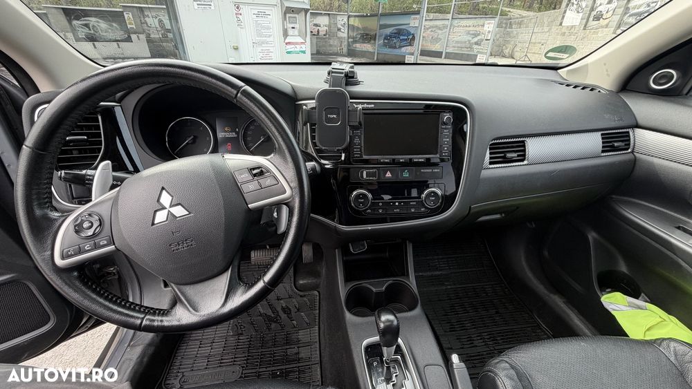Mitsubishi Outlander - 12