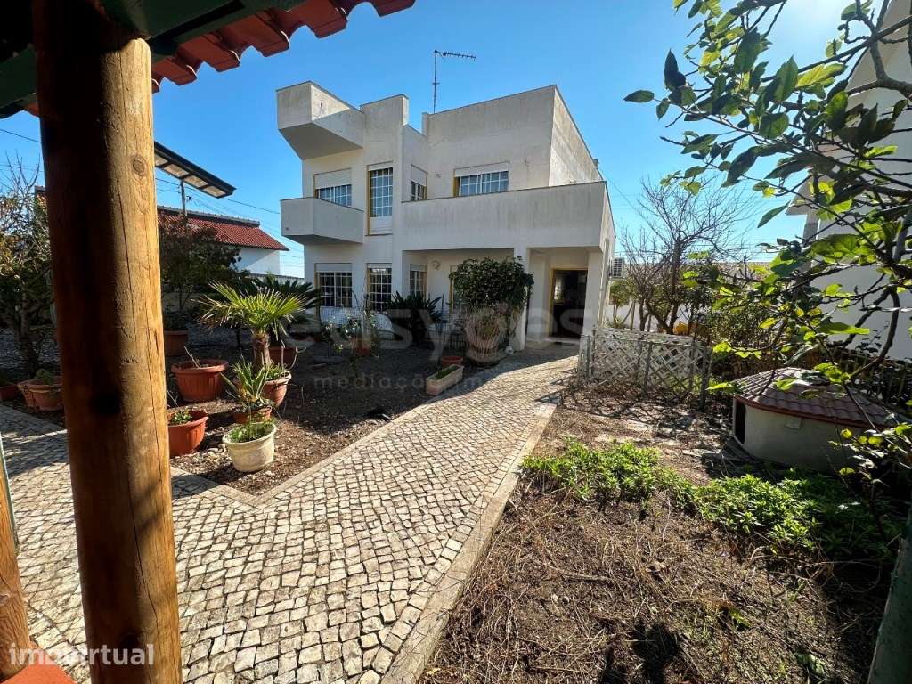 Moradia T4 com jardim e anexos na Nazaré - Grande imagem: 2/27