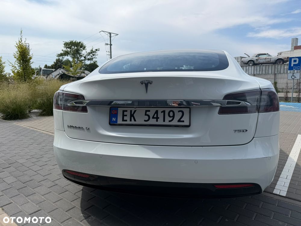 Tesla Model S - 4