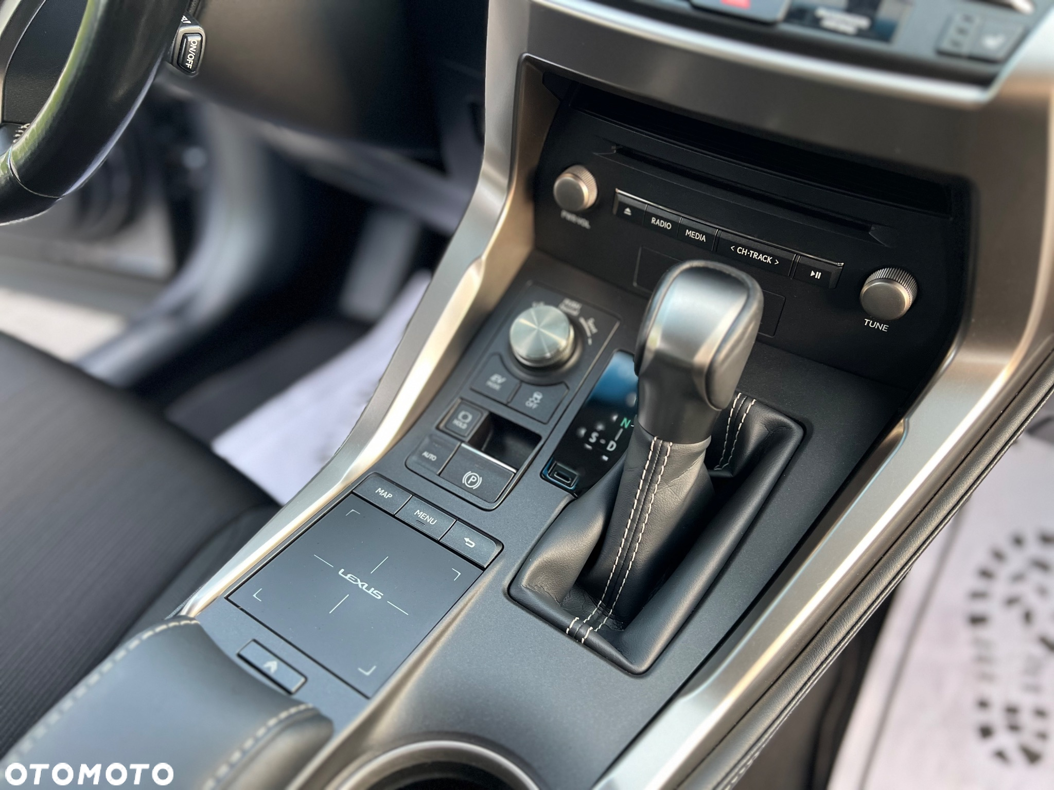 Lexus NX 300h Business Edition AWD - 32