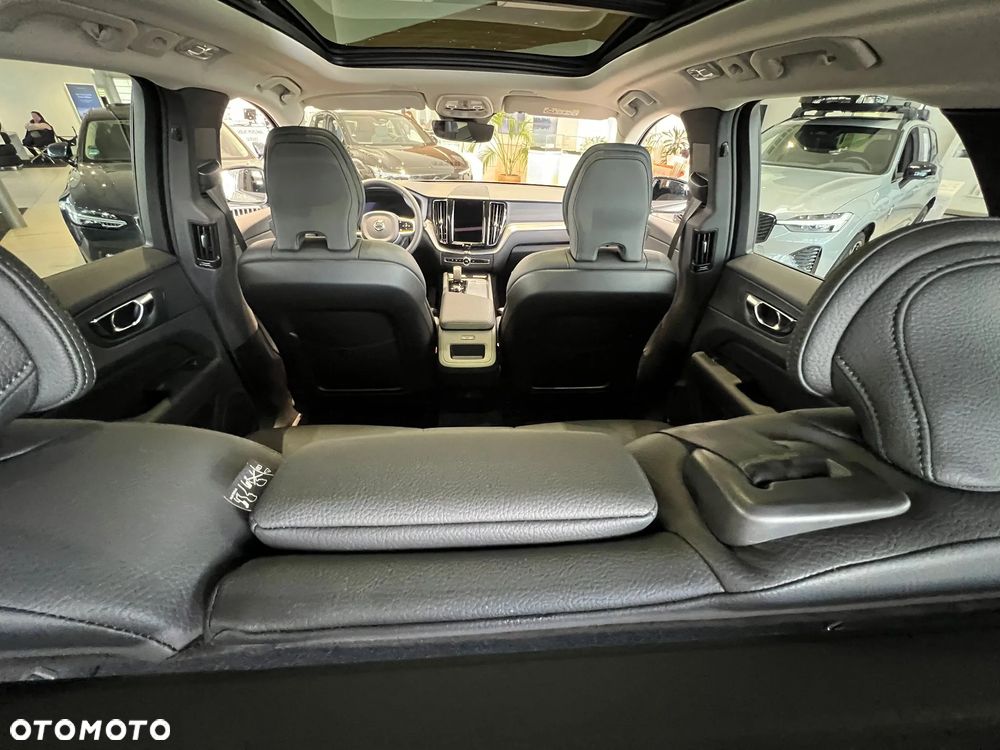 Volvo XC 60 B5 B AWD Plus Dark - 8