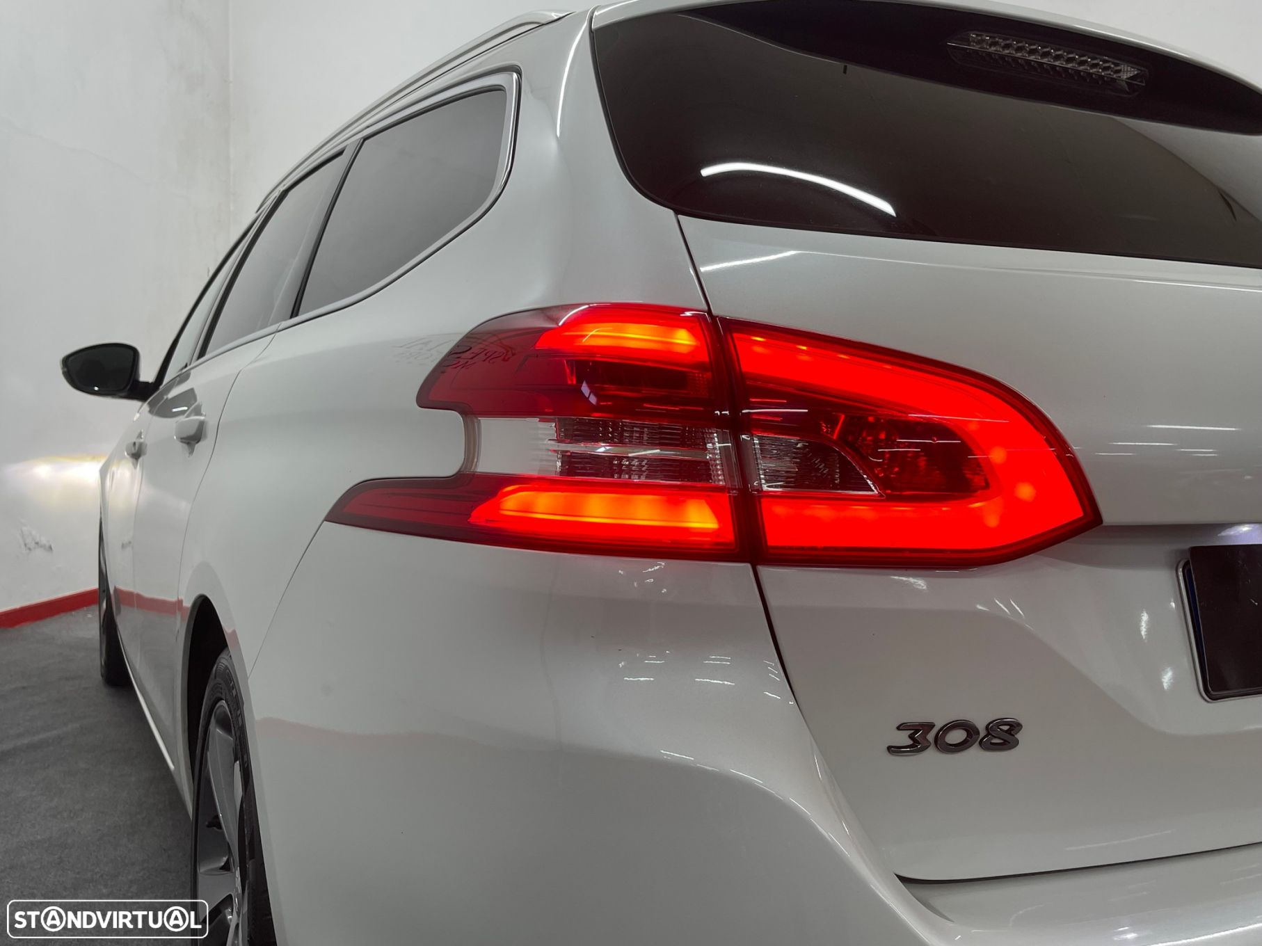 Peugeot 308 1.2 PureTech Allure Full LED EAT8 - 23