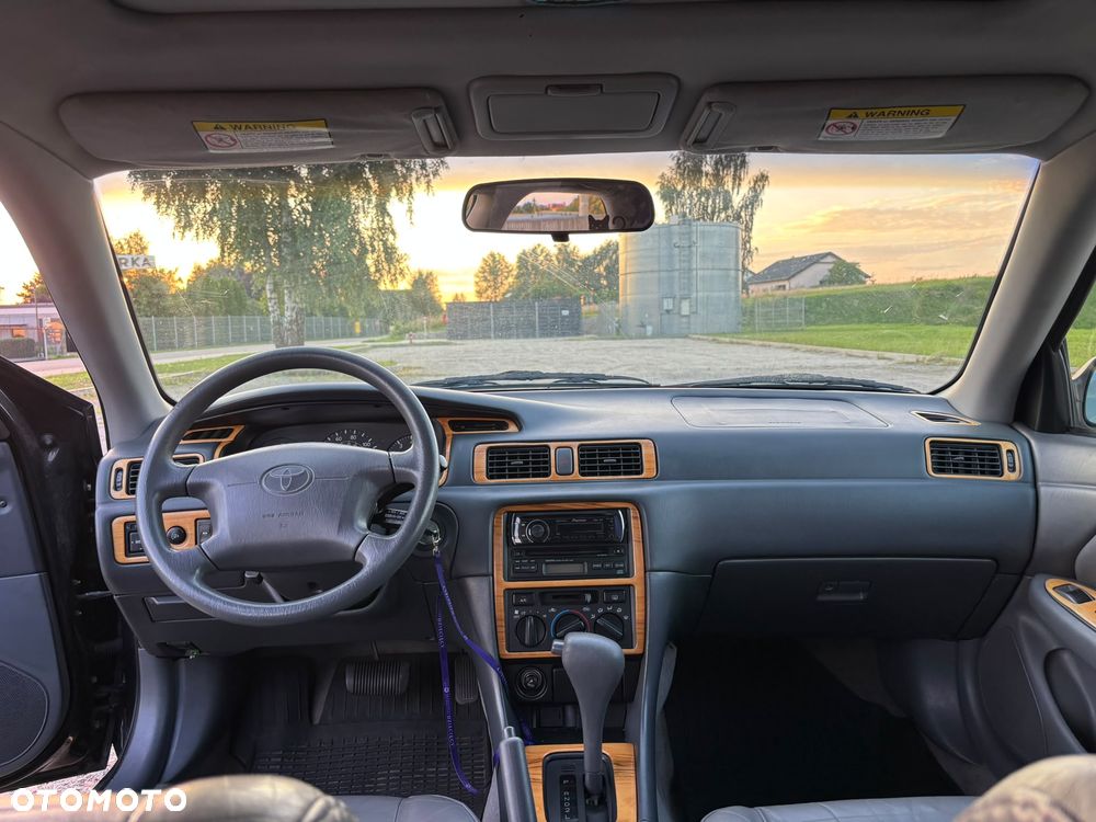 Toyota Camry - 17