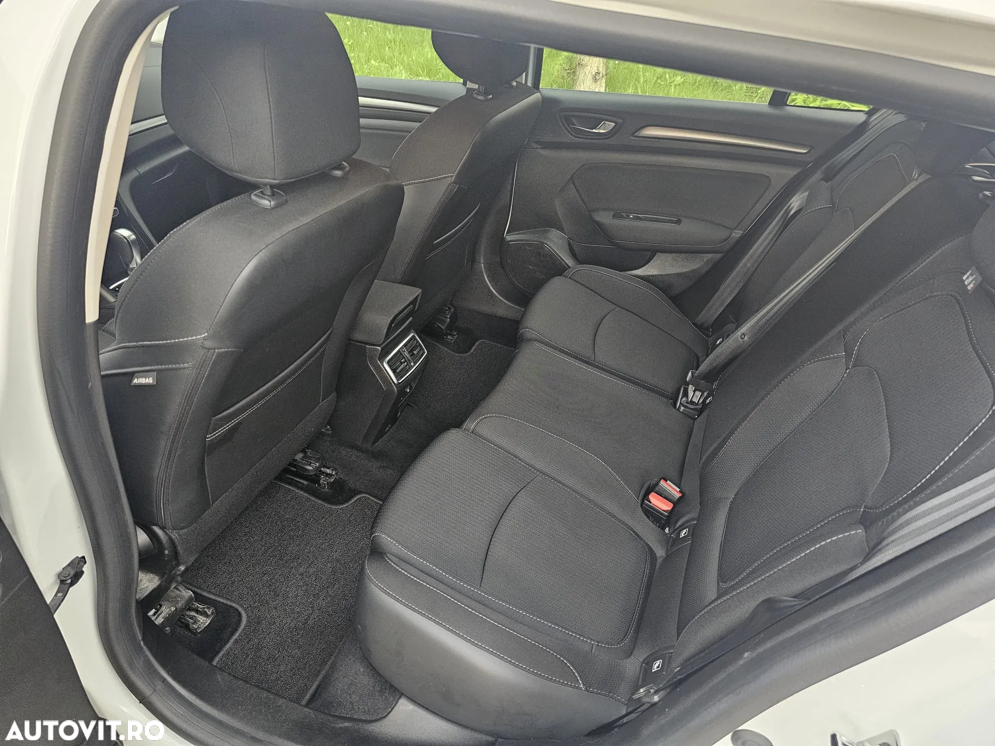 Renault Megane Grandtour E-TECH Plug-in 160 BUSINESS EDITION - 12