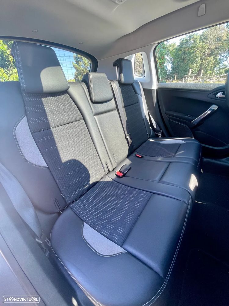 Peugeot 2008 1.6 e-HDi Allure 2-Tronic - 4