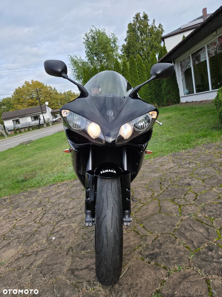 Yamaha R1 - 18