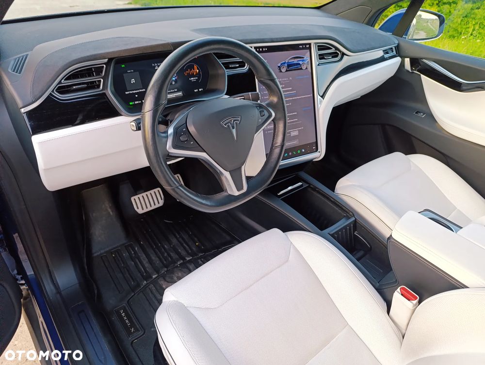 Tesla Model X - 8