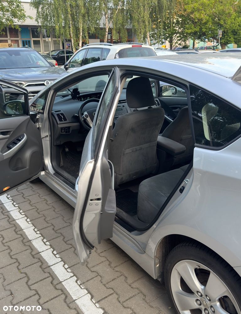 Toyota Prius (Hybrid) - 6