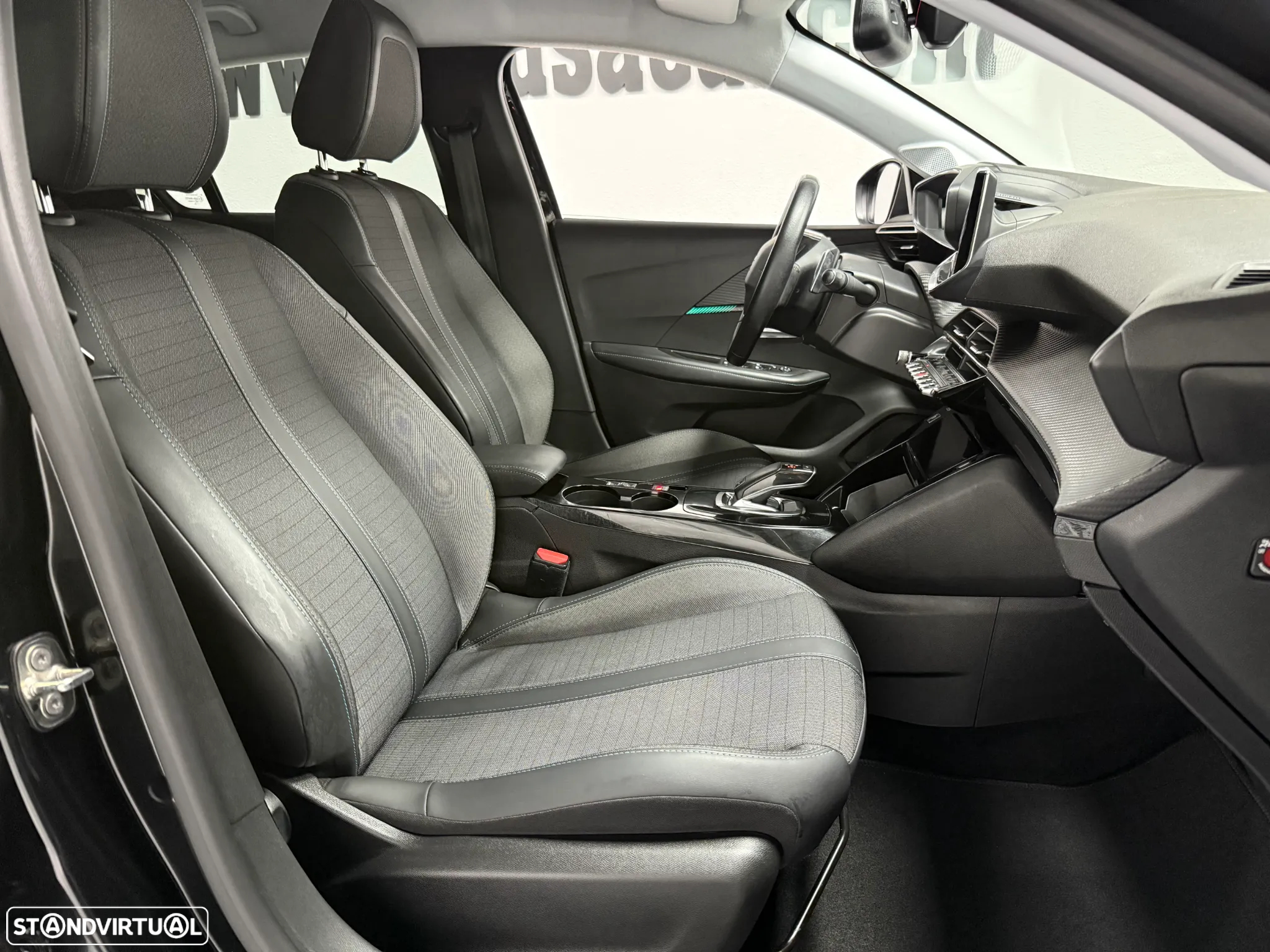 Peugeot 208 1.2 PureTech Allure EAT8 - 9