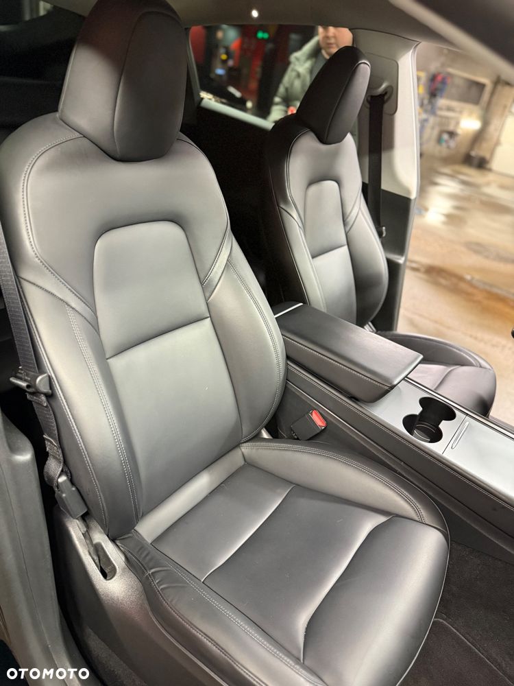 Tesla Y Performance AWD - 11