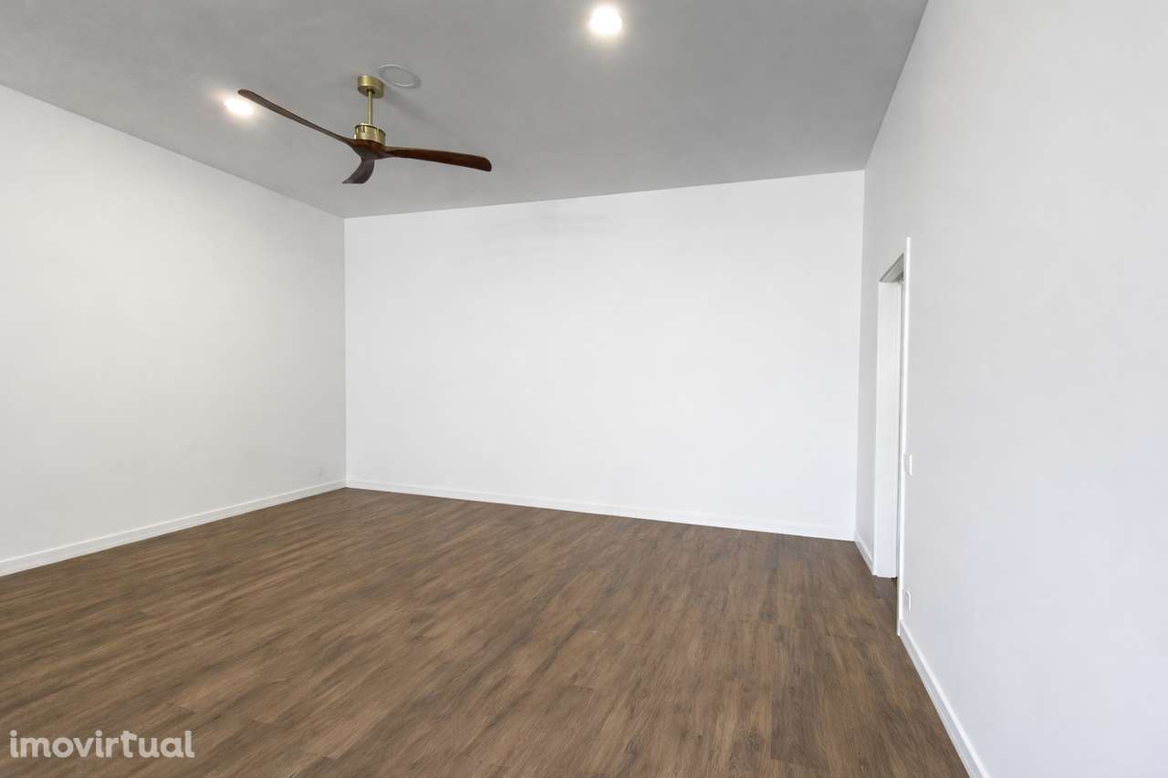 Loja comercial localizada na primeira linha da Praia da Barra - Grande imagem: 3/20