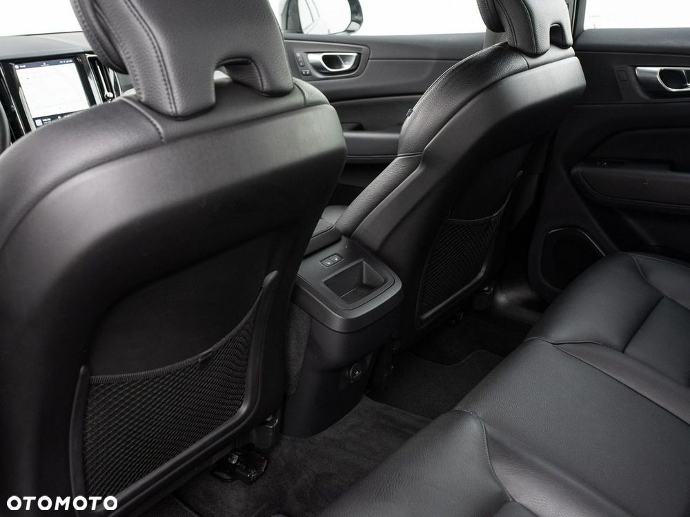 Volvo XC 60 B4 B Plus Dark - 26