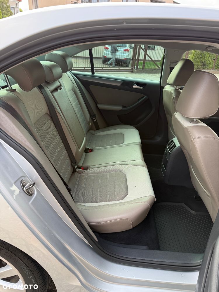 Volkswagen Jetta 2.0 TDI Comfortline - 11