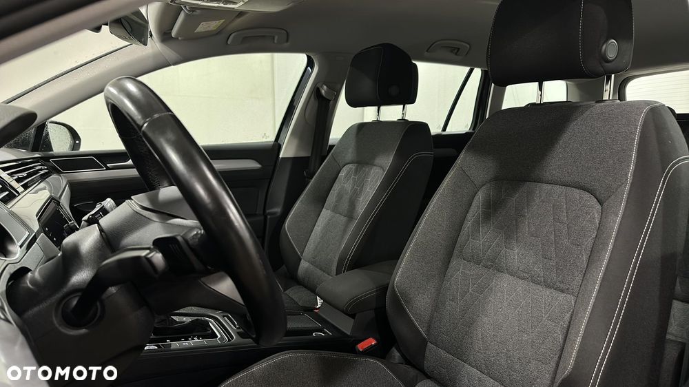 Volkswagen Passat - 11