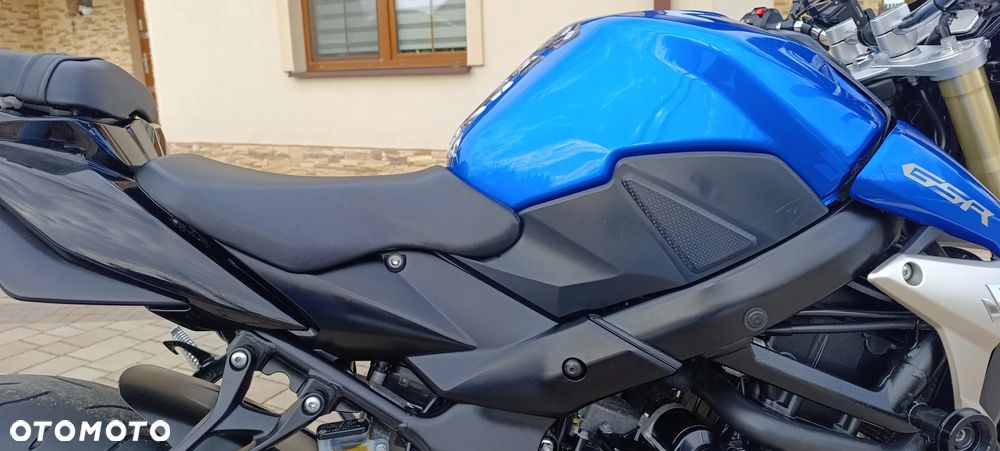 Suzuki GSR - 24