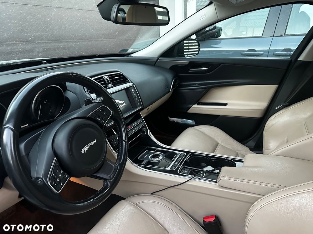 Jaguar XE 2.0 T Prestige - 8