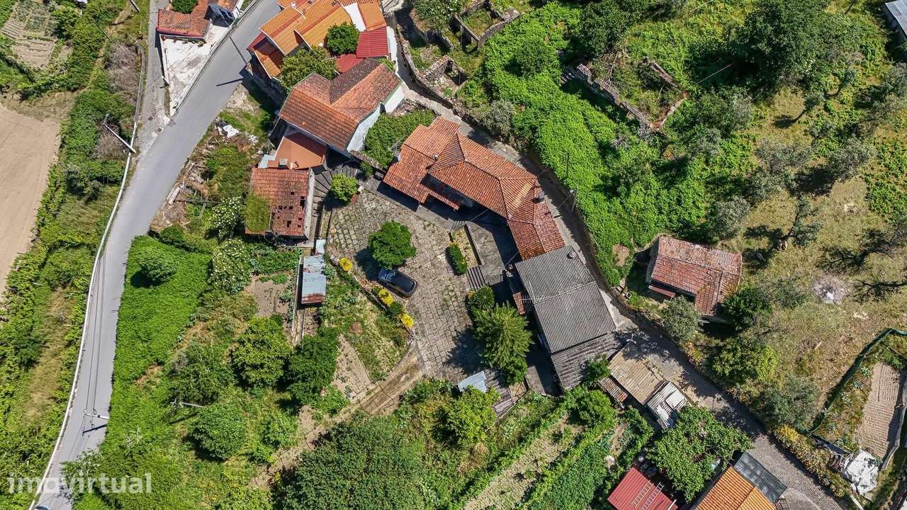 Propriedade com 2 Casas Independentes e Terreno de 1.900 m2 | Douro - Grande imagem: 3/51